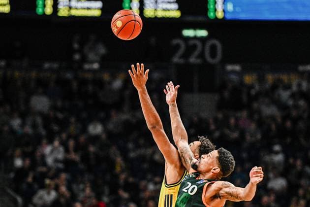 03 10 2025, xlakx, Basketball easyCredit BBL Basketball Alba Berlin Gladiators Trier emspor, v l Norris Agbakoko Alba Berlin , Urald King Gladiators Trier kick-off of the game Berlin Daniel Lakomski