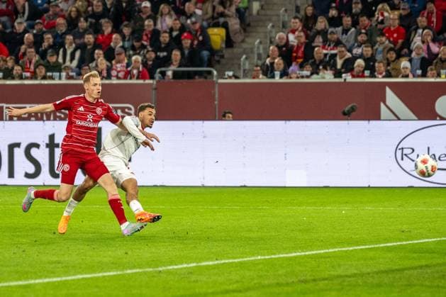 03 10 2025, Soccer 2 Bundesliga, Season 2025 2026, 08 Matchday, Fortuna Duesseldorf 1 FC Nuernberg in the Merkur Spiel Arena in Duesseldorf Rafael Lubach 1 FC Nuernberg, 18 scores the goal to make it 1 0 Tim Breithaupt Fortuna Duesseldorf, 06 Important note In accordance with the regulations of the DFL German Football League and the DFB German Football Association, it is prohibited to utilize or have utilized photographs taken in the stadium or of the match in the form of sequential images or video-like photo series Foto Kirchner Media Thomas Haesler Copyright: xKirchner-Media ThomasxHaeslerx