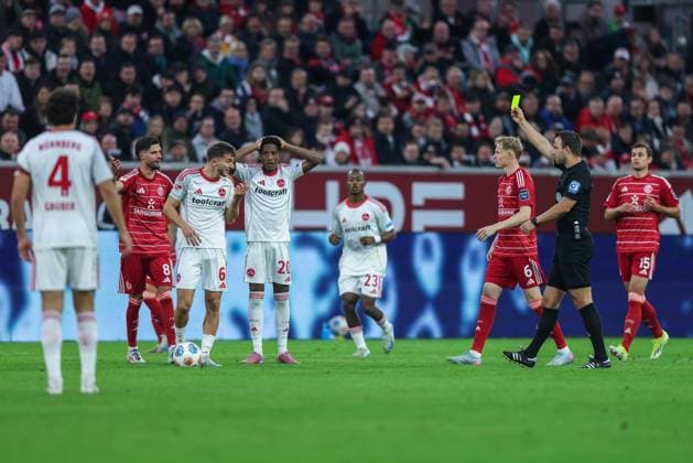 Soccer 2 Bundesliga 8 Matchday Fortuna Düsseldorf 1 FC Nürnberg on 03 10 2025 at Merkur Spiel Arena in Düsseldorf Referee Wolfgang Haslberger St Wolfgang , right shows Adam Markhiev Nürnberg , left de yellow card DFL regulations prohibit any use of photographs as image sequences and or quasi video xJRx