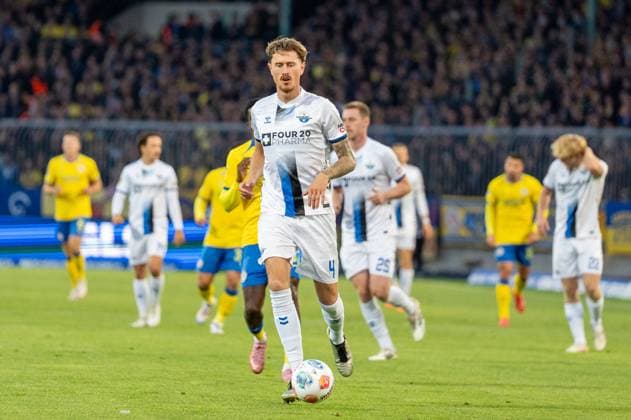 Germany Soccer 2 League, 8 Matchday 2025 2026, Eintracht Braunschweig SC Paderborn 07 on 03 10 in Braunschweig Eintracht Stadion Calvin Brackelmann SC Paderborn 07 4 Copyright: xSvenxHeidmannx