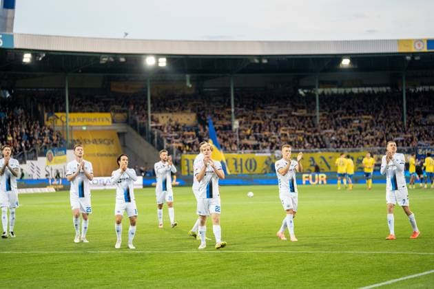Germany Soccer 2 Liga, Matchday 8 2025 2026, Eintracht Braunschweig SC Paderborn 07 on 03 10 in Braunschweig Eintracht Stadion The Paderborn team welcomes the fans who have traveled with them Copyright: xSvenxHeidmannx