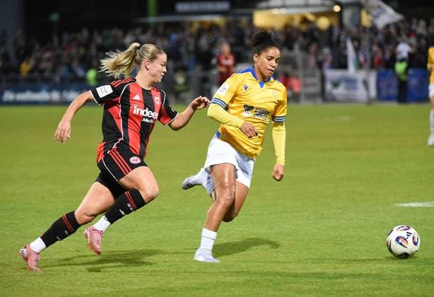 03 10 2025, xhbx, Soccer Google Pixel Women Bundesliga, Eintracht Frankfurt Carl Zeiss Jena v l Nadine Riesen Eintracht Frankfurt Damen , Josephine Bonsu FC Carl Zeiss Jena DFL DFB REGULATIONS PROHIBIT ANY USE OF PHOTOGRAPHS as IMAGE SEQUENCES and or QUASI VIDEO Frankfurt am Main