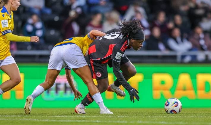 DEU, Frankfurt, Eintracht Frankfurt vs Carl Zeiss Jena, Google Pixel Frauen Bundesliga DFB, Saison 2526, Stadion am Bretanobad, 5 Spieltag im Bild f l n r Emily Reske Carl Zeiss Jena 28 , Nicole Anyomi Eintracht Frankfurt 19 DFB DFL REGULATIONS PROHIBIT ANY USE OF PHOTOGRAPHS AS IMAGE SEQUENCES AND OR QUASI VIDEO, 03 10 2025, Copyright: HMBxMedia HendrikxHamelau
