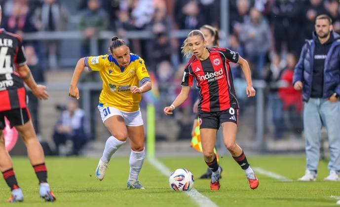 DEU, Frankfurt, Eintracht Frankfurt vs Carl Zeiss Jena, Google Pixel Frauen Bundesliga DFB, Saison 2526, Stadion am Bretanobad, 5 Spieltag im Bild f l n r Nelly Juckel Carl Zeiss Jena 31 , Elisa Senß Eintracht Frankfurt 6 DFB DFL REGULATIONS PROHIBIT ANY USE OF PHOTOGRAPHS AS IMAGE SEQUENCES AND OR QUASI VIDEO, 03 10 2025, Copyright: HMBxMedia HendrikxHamelau