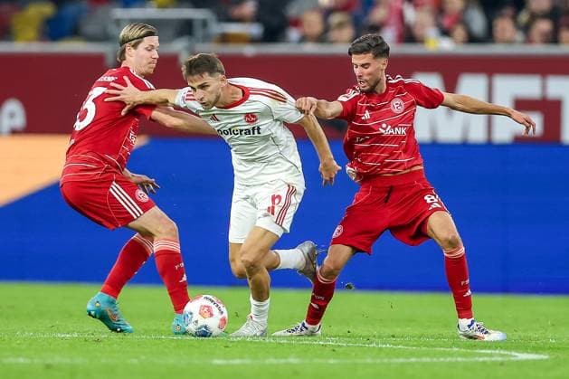 03 10 2025, Football, Fortuna Düsseldorf 1 FC Nürnberg, 2 Fußball Bundesliga, Merkur Spiel Arena, Saison 2025 2026 Shinta Appelkamp Fortuna Düsseldorf 23 Florian Flick 1FC Nuernberg 06 Anouar El Azzouzi Fortuna Düsseldorf 08 im Zweikampf DFB regulations prohibit any use of photographs as image sequences and or quasi video Nordrhein Westfalen Germany