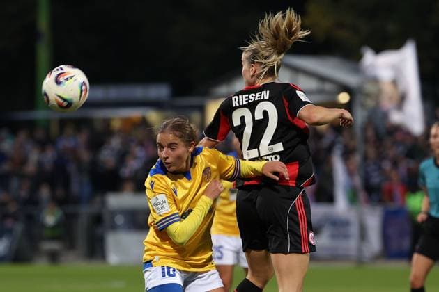 2025 10 03 xJFx Soccer Google Pixel Women Bundesliga Eintracht Frankfurt FC Carl Zeiss Jena v l , Lisa Gora FC Carl Zeiss Jena , Nadine Andrina Riesen Eintracht Frankfurt , header, header duel DFL DFB REGULATIONS PROHIBIT ANY USE OF PHOTOGRAPHS as IMAGE SEQUENCES and or QUASI VIDEO Copyright: JoaquimxFerreira