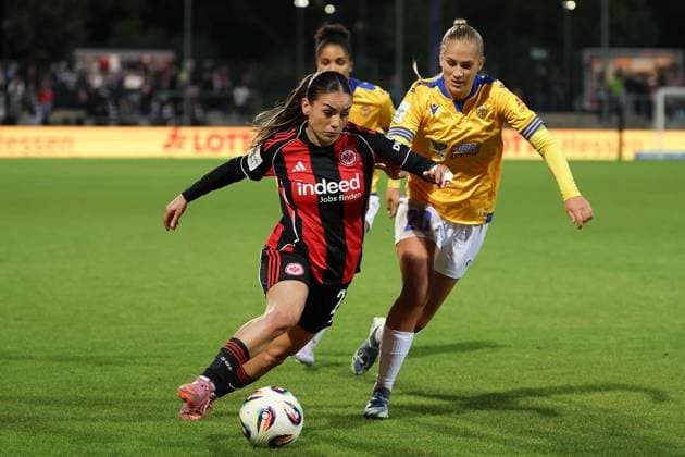 2025 10 03 xJFx Soccer Google Pixel Women Bundesliga Eintracht Frankfurt FC Carl Zeiss Jena v l , Ereleta Memeti Eintracht Frankfurt , Steffi Schmid FC Carl Zeiss Jena , in aktion, in action, DFL DFB REGULATIONS PROHIBIT ANY USE OF PHOTOGRAPHS as IMAGE SEQUENCES and or QUASI VIDEO Copyright: JoaquimxFerreira