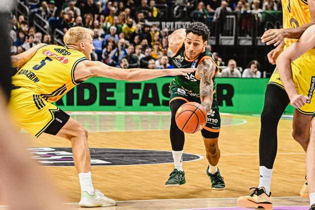 03 10 2025, xlakx, Basketball easyCredit BBL Basketball Alba Berlin Gladiators Trier emspor, v l Sam Griesel Alba Berlin , Eli Brooks Gladiators Trier duel, duel, fight, tackle Berlin Daniel Lakomski