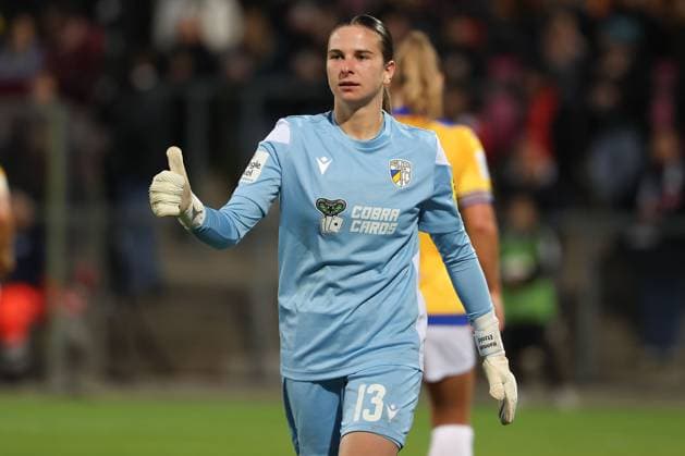 2025 10 03 xJFx Soccer Google Pixel Women Bundesliga Eintracht Frankfurt FC Carl Zeiss Jena v l , Goalkeeper Hannah Etzold FC Carl Zeiss Jena thumbs up DFL DFB REGULATIONS PROHIBIT ANY USE OF PHOTOGRAPHS as IMAGE SEQUENCES and or QUASI VIDEO Copyright: JoaquimxFerreira
