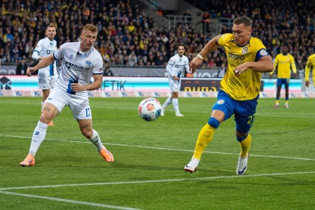 Germany Soccer 2 Liga, Matchday 8 2025 2026, Eintracht Braunschweig SC Paderborn 07 on 03 10 in Braunschweig Eintracht Stadion Sven Köhler Eintracht Braunschweig 27 saves the ball from the byline Copyright: xSvenxHeidmannx
