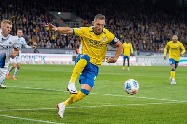 Germany Soccer 2 Liga, Matchday 8 2025 2026, Eintracht Braunschweig SC Paderborn 07 on 03 10 in Braunschweig Eintracht Stadion Sven Köhler Eintracht Braunschweig 27 saves the ball from the byline Copyright: xSvenxHeidmannx