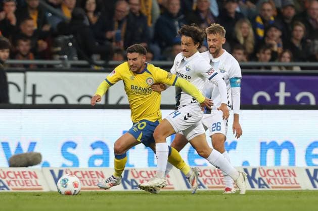 03 10 2025, xtgx, Soccer 2 Bundesliga, Eintracht Braunschweig SC Paderborn 07 v l Robin Heusser Heußer, Braunschweig, 30 , Mika Baur Paderborn, 14 duel, duel, fight, tackle DFL DFB REGULATIONS PROHIBIT ANY USE OF PHOTOGRAPHS as IMAGE SEQUENCES and or QUASI VIDEO Braunschweig