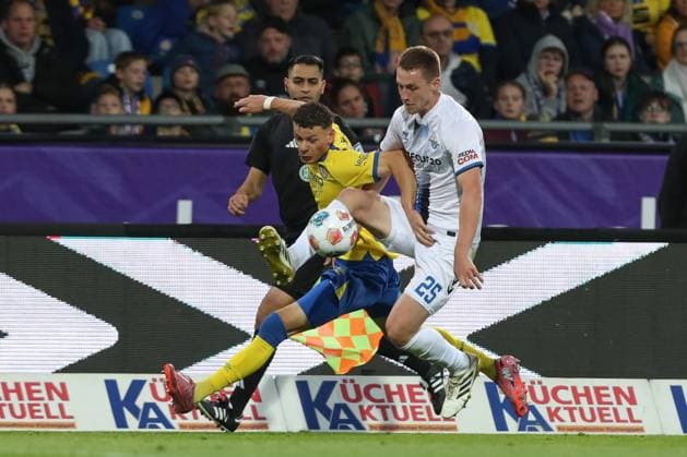 03 10 2025, xtgx, Soccer 2 Bundesliga, Eintracht Braunschweig SC Paderborn 07 v l Erencan Yardimci Braunschweig, 9 , Tjark Scheller Paderborn, 25 duel, duel, fight, tackle DFL DFB REGULATIONS PROHIBIT ANY USE OF PHOTOGRAPHS as IMAGE SEQUENCES and or QUASI VIDEO Braunschweig