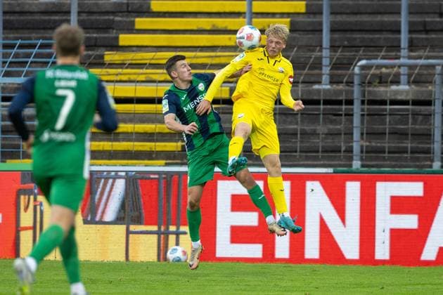 03 10 2025, xkwix, Soccer, Regionalliga West, FC Gütersloh SC Wiedenbrück, Ohlendorf Stadion im Heidewald Aleksandar Kandic FC Gütersloh 27 in a duel against Marlon Lakämper SC Wiedenbrück 7 NRW Germany