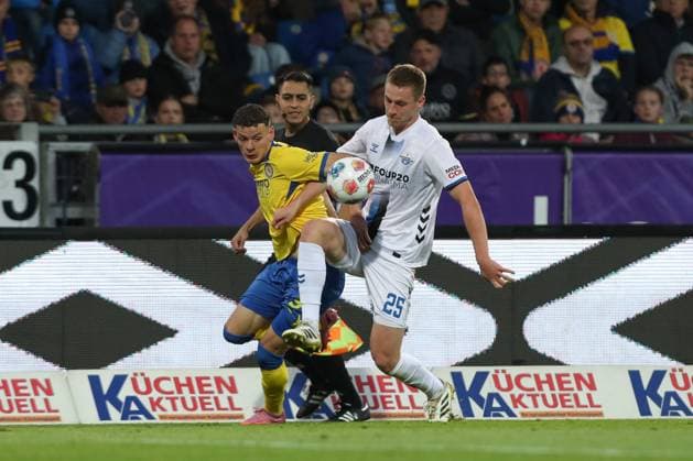 03 10 2025, xtgx, Soccer 2 Bundesliga, Eintracht Braunschweig SC Paderborn 07 v l Erencan Yardimci Braunschweig, 9 , Tjark Scheller Paderborn, 25 duel, duel, fight, tackle DFL DFB REGULATIONS PROHIBIT ANY USE OF PHOTOGRAPHS as IMAGE SEQUENCES and or QUASI VIDEO Braunschweig