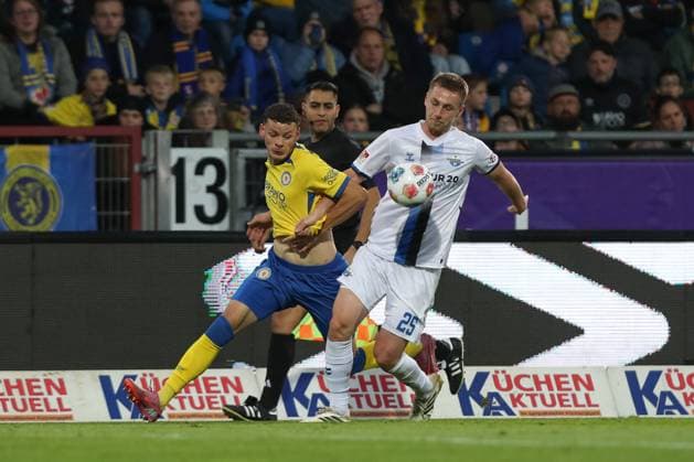 03 10 2025, xtgx, Soccer 2 Bundesliga, Eintracht Braunschweig SC Paderborn 07 v l Erencan Yardimci Braunschweig, 9 , Tjark Scheller Paderborn, 25 duel, duel, fight, tackle DFL DFB REGULATIONS PROHIBIT ANY USE OF PHOTOGRAPHS as IMAGE SEQUENCES and or QUASI VIDEO Braunschweig