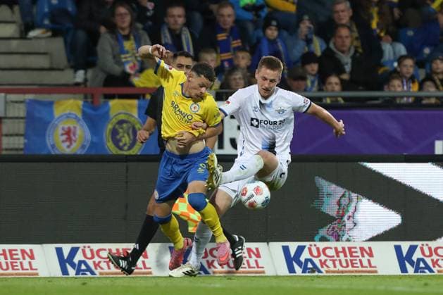 03 10 2025, xtgx, Soccer 2 Bundesliga, Eintracht Braunschweig SC Paderborn 07 v l Erencan Yardimci Braunschweig, 9 , Tjark Scheller Paderborn, 25 duel, duel, fight, tackle DFL DFB REGULATIONS PROHIBIT ANY USE OF PHOTOGRAPHS as IMAGE SEQUENCES and or QUASI VIDEO Braunschweig