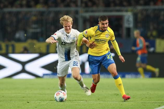 03 10 2025, xtgx, Soccer 2 Bundesliga, Eintracht Braunschweig SC Paderborn 07 v l Mattes Hansen Paderborn, 22 , Fabio Di Michele Sanchez Braunschweig, 22 duel, duel, fight, tackle DFL DFB REGULATIONS PROHIBIT ANY USE OF PHOTOGRAPHS as IMAGE SEQUENCES and or QUASI VIDEO Braunschweig
