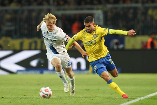03 10 2025, xtgx, Soccer 2 Bundesliga, Eintracht Braunschweig SC Paderborn 07 v l Mattes Hansen Paderborn, 22 , Fabio Di Michele Sanchez Braunschweig, 22 duel, duel, fight, tackle DFL DFB REGULATIONS PROHIBIT ANY USE OF PHOTOGRAPHS as IMAGE SEQUENCES and or QUASI VIDEO Braunschweig
