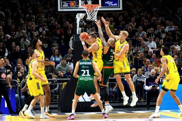DEU, easyCredit BBL, ALBA vs VET CONCEPT Gladiators Trier, 03 10 2025, Uber Arena, Berlin, DEU, easyCredit BBL, ALBA vs VET CONCEPT Gladiators Trier, pictured Justin Bean ALBA Berlin 34 , Sam Griesel ALBA Berlin 5 , Martin Hermannsson ALBA Berlin 15 , Norris Agbakoko ALBA Berlin 17 , Evans Rapieque TBB Trier 21 , Maik Zirbes TBB Trier 33 nordphotoxGmbHx xEngler nph00076