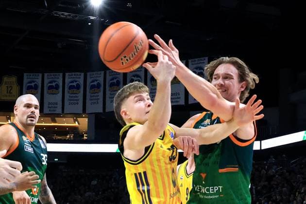 DEU, easyCredit BBL, ALBA vs VET CONCEPT Gladiators Trier, 03 10 2025, Uber Arena, Berlin, DEU, easyCredit BBL, ALBA vs VET CONCEPT Gladiators Trier, pictured Bennet Hundt ALBA Berlin 33 , Marco Hollersbacher TBB Trier 9 nordphotoxGmbHx xEngler nph00076
