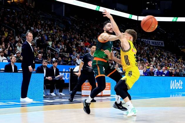 DEU, easyCredit BBL, ALBA vs VET CONCEPT Gladiators Trier, 03 10 2025, Uber Arena, Berlin, DEU, easyCredit BBL, ALBA vs VET CONCEPT Gladiators Trier, pictured Bennet Hundt ALBA Berlin 33 , Clay Guillozet TBB Trier 4 nordphotoxGmbHx xEngler nph00076
