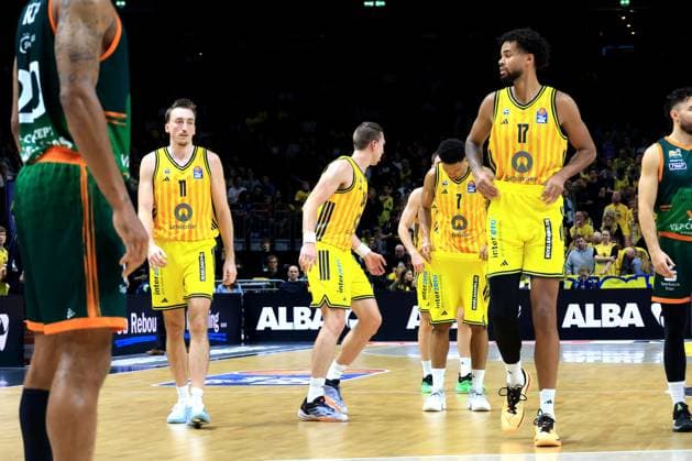 DEU, easyCredit BBL, ALBA vs VET CONCEPT Gladiators Trier, 03 10 2025, Uber Arena, Berlin, DEU, easyCredit BBL, ALBA vs VET CONCEPT Gladiators Trier, in the picture ALBA players circle, Moses Wood ALBA Berlin 11 Justin Bean ALBA Berlin 34 , Jack Kayil ALBA Berlin 7 , Norris Agbakoko ALBA Berlin 17 nordphotoxGmbHx xEngler nph00076