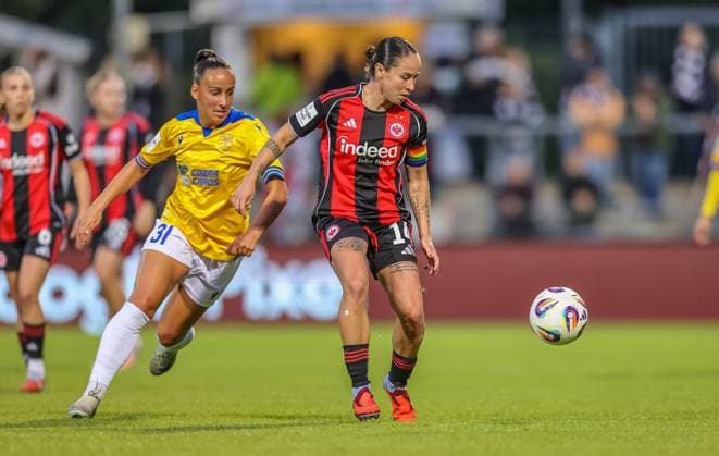 DEU, Frankfurt, Eintracht Frankfurt vs Carl Zeiss Jena, Google Pixel Frauen Bundesliga DFB, Saison 2526, Stadion am Bretanobad, 5 Spieltag im Bild v l n r Nelly Juckel Carl Zeiss Jena 31 , GÃ raldine Reuteler Eintracht Frankfurt 14 DFB DFL REGULATIONS PROHIBIT ANY USE OF PHOTOGRAPHS AS IMAGE SEQUENCES AND OR QUASI VIDEO, 03 10 2025, Copyright: HMBxMedia HendrikxHamelau