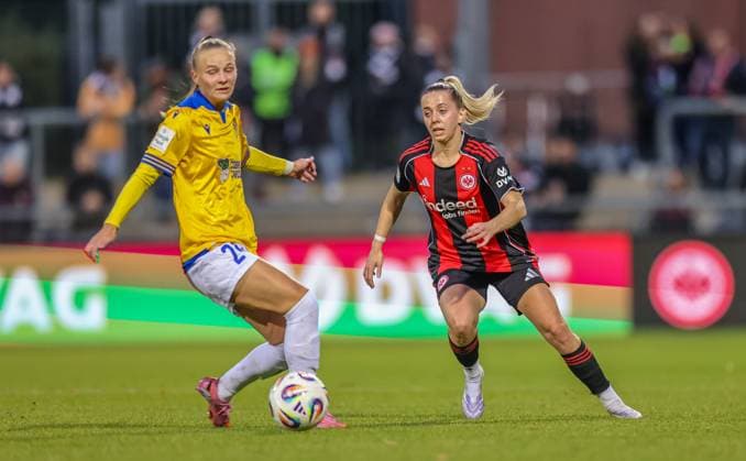 DEU, Frankfurt, Eintracht Frankfurt vs Carl Zeiss Jena, Google Pixel Frauen Bundesliga DFB, Saison 2526, Stadion am Bretanobad, 5 Spieltag im Bild f l n r Isabella Jaron Carl Zeiss Jena 24 , Nina Lührßen Eintracht Frankfurt 11 DFB DFL REGULATIONS PROHIBIT ANY USE OF PHOTOGRAPHS AS IMAGE SEQUENCES AND OR QUASI VIDEO, 03 10 2025, Copyright: HMBxMedia HendrikxHamelau