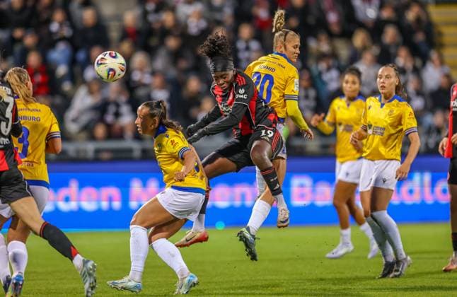 DEU, Frankfurt, Eintracht Frankfurt vs Carl Zeiss Jena, Google Pixel Frauen Bundesliga DFB, Saison 2526, Stadion am Bretanobad, 5 Spieltag im Bild f l n r Nelly Juckel Carl Zeiss Jena 31 , Nicole Anyomi Eintracht Frankfurt 19 , Steffi Schmid Carl Zeiss Jena 20 , Luftduell, Zweikampf DFB DFL REGULATIONS PROHIBIT ANY USE OF PHOTOGRAPHS AS IMAGE SEQUENCES AND OR QUASI VIDEO, 03 10 2025, Copyright: HMBxMedia HendrikxHamelau