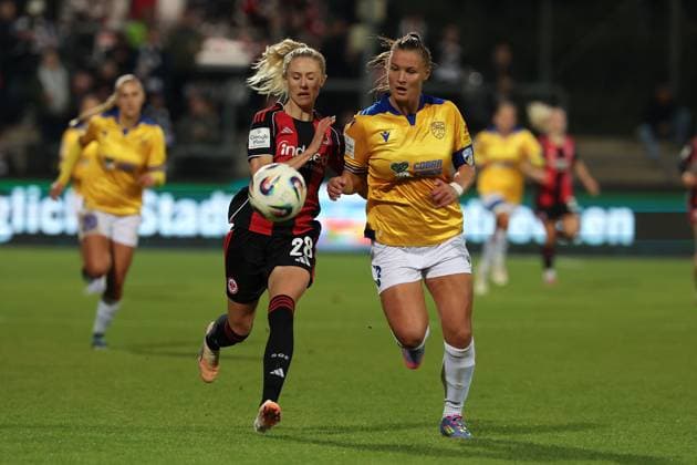 2025 10 03 xJFx Soccer Google Pixel Women Bundesliga Eintracht Frankfurt FC Carl Zeiss Jena v l , Rebecka Blomqvist Eintracht Frankfurt , Toma Ihlenburg FC Carl Zeiss Jena in action, in action, DFL DFB REGULATIONS PROHIBIT ANY USE OF PHOTOGRAPHS as IMAGE SEQUENCES and or QUASI VIDEO Copyright: JoaquimxFerreira