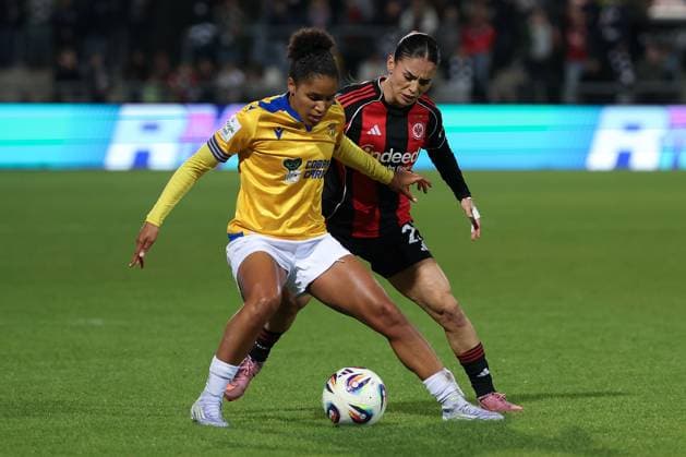 2025 10 03 xJFx Soccer Google Pixel Women Bundesliga Eintracht Frankfurt FC Carl Zeiss Jena v l , Josephine Bonsu FC Carl Zeiss Jena , Ereleta Memeti Eintracht Frankfurt in aktion, in action, DFL DFB REGULATIONS PROHIBIT ANY USE OF PHOTOGRAPHS as IMAGE SEQUENCES and or QUASI VIDEO Copyright: JoaquimxFerreira
