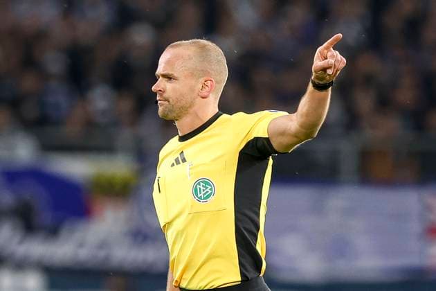Duisburg, Germany, 03 10 25 Referee Patrick Schwengers gestures, gestures during the match of the 3 Liga MSV Duisburg against FC Hansa Rostock in the schauinsland reisen arena Duisburg schauinsland reisen arena North Rhine Westphalia Germany Copyright: xBrauer-Fotoagenturx xAdrianxSchlx