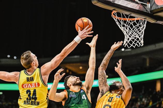 03 10 2025, xlakx, Basketball easyCredit BBL Basketball Alba Berlin Gladiators Trier emspor, v l Justin Bean Alba Berlin , Clayton Guillozet Gladiators Trier , J Wan Roberts Alba Berlin Korbwurf Berlin Daniel Lakomski