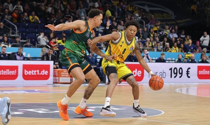 Nolan Adekunle, Rejean Boogie Ellis on the ball duel Game scene Action Sport Basketball BBL Bundesliga Men Season 2025 2026 03 10 2025 ALBA Berlin vs Gladiators Trier