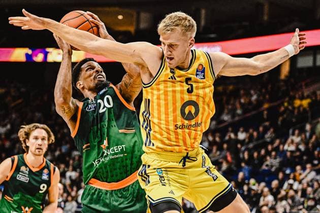 03 10 2025, xlakx, Basketball easyCredit BBL Basketball Alba Berlin Gladiators Trier emspor, v l Urald King Gladiators Trier , Sam Griesel Alba Berlin duel, duel, fight, tackle Berlin Daniel Lakomski