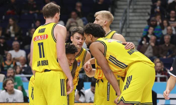 Moses Wood, Norris Agbakoko, Jonas Mattisseck, Norris Agbakoko, Sam Griesel, Alba players consult each other Sport Basketball BBL Bundesliga Men Season 2025 2026 03 10 2025 ALBA Berlin vs Gladiators Trier