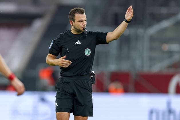 03 10 2025, Football, Fortuna Düsseldorf 1 FC Nürnberg, 2 Fußball Bundesliga, Merkur Spiel Arena, Saison 2025 2026 Referee Wolfgang Haslberger DFB regulations prohibit any use of photographs as image sequences and or quasi video Nordrhein Westfalen Germany