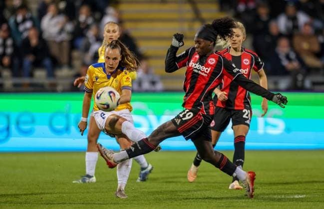 DEU, Frankfurt, Eintracht Frankfurt vs Carl Zeiss Jena, Google Pixel Frauen Bundesliga DFB, Saison 2526, Stadion am Bretanobad, 5 Spieltag im Bild f l n r Felicia Sträßer Carl Zeiss Jena 8 , Nicole Anyomi Eintracht Frankfurt 19 DFB DFL REGULATIONS PROHIBIT ANY USE OF PHOTOGRAPHS AS IMAGE SEQUENCES AND OR QUASI VIDEO, 03 10 2025, Copyright: HMBxMedia HendrikxHamelau