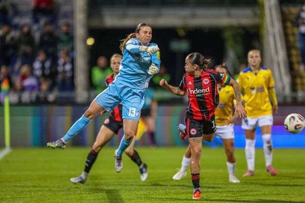 DEU, Frankfurt, Eintracht Frankfurt vs Carl Zeiss Jena, Google Pixel Frauen Bundesliga DFB, Saison 2526, Stadion am Bretanobad, 5 Spieltag im Bild f l n r Hannah Etzold Carl Zeiss Jena 13 , GÃ raldine Reuteler Eintracht Frankfurt 14 DFB DFL REGULATIONS PROHIBIT ANY USE OF PHOTOGRAPHS AS IMAGE SEQUENCES AND OR QUASI VIDEO, 03 10 2025, Copyright: HMBxMedia HendrikxHamelau