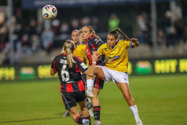 DEU, Frankfurt, Eintracht Frankfurt vs Carl Zeiss Jena, Google Pixel Frauen Bundesliga DFB, Saison 2526, Stadion am Bretanobad, 5 Spieltag im Bild f l n r Lisanne Gräwe Eintracht Frankfurt 8 , Noemi Gentile Carl Zeiss Jena 25 DFB DFL REGULATIONS PROHIBIT ANY USE OF PHOTOGRAPHS AS IMAGE SEQUENCES AND OR QUASI VIDEO, 03 10 2025, Copyright: HMBxMedia HendrikxHamelau