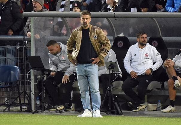 03 10 2025, xhbx, Fußball Google Pixel Frauen Bundesliga, Eintracht Frankfurt Carl Zeiss Jena v l Trainer Niko Arnautis Eintracht Frankfurt Damen DFL DFB REGULATIONS PROHIBIT ANY USE OF PHOTOGRAPHS as IMAGE SEQUENCES and or QUASI VIDEO Frankfurt am Main