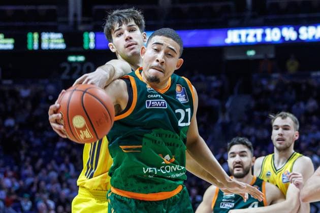 03 10 25, Berlin, Basketball, 1 Bundesliga, easyCredit BBL, Main Round, Matchday 2, Uber Arena ALBA BERLIN VET CONCEPT Gladiators Trier Evans Rapieque Gladiators Trier fights for the ball against Nevio Bennefeld ALBA Berlin ALBA BERLIN VET CONCEPT Gladiators Trier