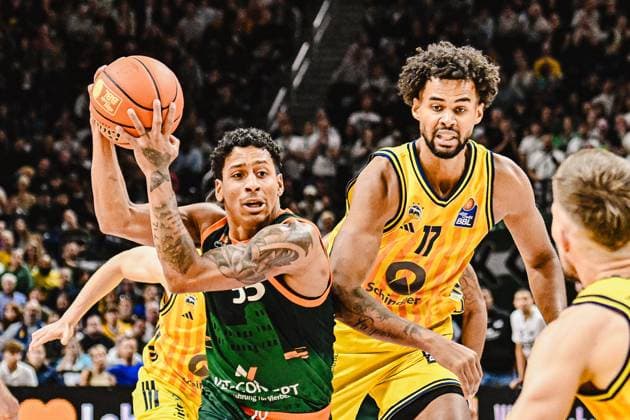 03 10 2025, xlakx, Basketball easyCredit BBL Basketball Alba Berlin Gladiators Trier emspor, v l Eli Brooks Gladiators Trier , Norris Agbakoko Alba Berlin duel, duel, fight, tackle Berlin Daniel Lakomski