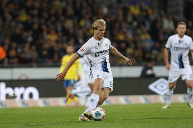 03 10 2025, xtgx, Soccer 2 Bundesliga, Eintracht Braunschweig SC Paderborn 07 v l Mattes Hansen Paderborn, 22 DFL DFB REGULATIONS PROHIBIT ANY USE OF PHOTOGRAPHS as IMAGE SEQUENCES and or QUASI VIDEO Braunschweig