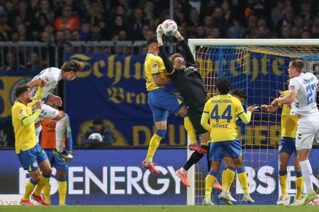 03 10 2025, xtgx, Soccer 2 Bundesliga, Eintracht Braunschweig SC Paderborn 07 v l Ron Thorben Hoffmann Braunschweig, 1 Parade, haelt den Ball, faengt den Ball, pariert DFL DFB REGULATIONS PROHIBIT ANY USE OF PHOTOGRAPHS as IMAGE SEQUENCES and or QUASI VIDEO Braunschweig