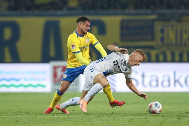 03 10 2025, xtgx, Soccer 2 Bundesliga, Eintracht Braunschweig SC Paderborn 07 v l Fabio Di Michele Sanchez Braunschweig, 22 , Laurin Curda Paderborn, 17 duel, duel, fight, tackle DFL DFB REGULATIONS PROHIBIT ANY USE OF PHOTOGRAPHS as IMAGE SEQUENCES and or QUASI VIDEO Braunschweig