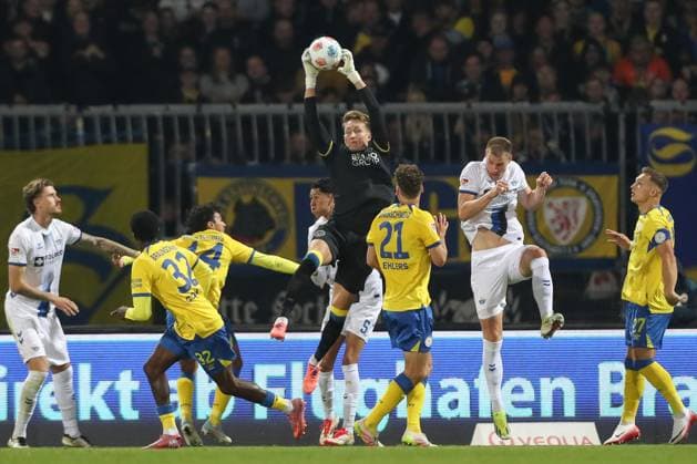 03 10 2025, xtgx, Soccer 2 Bundesliga, Eintracht Braunschweig SC Paderborn 07 v l Ron Thorben Hoffmann Braunschweig, 1 Parade, haelt den Ball, faengt den Ball, pariert DFL DFB REGULATIONS PROHIBIT ANY USE OF PHOTOGRAPHS as IMAGE SEQUENCES and or QUASI VIDEO Braunschweig