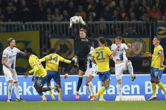 03 10 2025, xtgx, Soccer 2 Bundesliga, Eintracht Braunschweig SC Paderborn 07 v l Ron Thorben Hoffmann Braunschweig, 1 Parade, haelt den Ball, faengt den Ball, pariert DFL DFB REGULATIONS PROHIBIT ANY USE OF PHOTOGRAPHS as IMAGE SEQUENCES and or QUASI VIDEO Braunschweig
