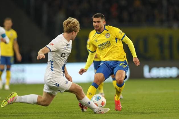 03 10 2025, xtgx, Soccer 2 Bundesliga, Eintracht Braunschweig SC Paderborn 07 v l Fabio Di Michele Sanchez Braunschweig, 22 DFL DFB REGULATIONS PROHIBIT ANY USE OF PHOTOGRAPHS as IMAGE SEQUENCES and or QUASI VIDEO Braunschweig